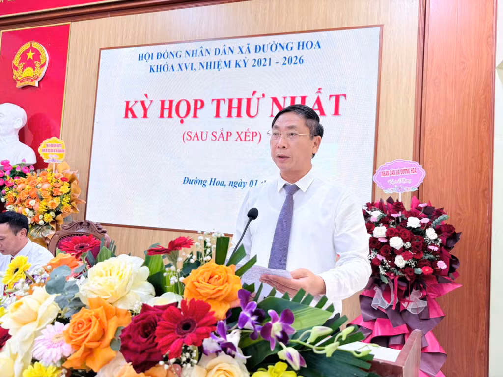 Đồng chí Hồ Đức Quang, Bí thư Đảng uỷ, Chủ tịch HĐND xã chủ trì kỳ họp thứ nhất HĐND xã Đường Hoa.