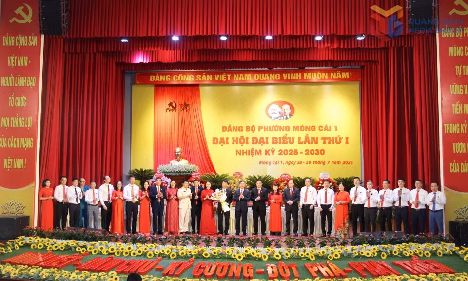 Đồng chí Phạm Đức Ấn, Phó Bí thư Tỉnh ủy, Chủ tịch UBND tỉnh, tặng hoa chúc mừng Ban Chấp hành Đảng bộ phường Móng Cái 1 lần thứ I, nhiệm kỳ 2025-2030.