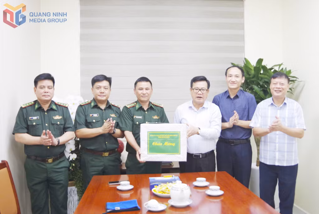 Đại tá Nguyễn Quang Hòa, Chỉ huy trưởng Ban Chỉ huy BĐBP tỉnh tặng tặng quà chúc mừng Đảng bộ, Chính quyền và Nhân dân phường Hạ Long nhân dịp chính thức đi vào hoạt động theo mô hình chính quyền địa phương hai cấp.