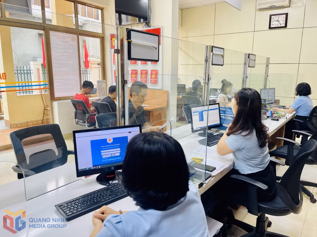 Người dân đến giải quyết thủ tục hành chính tại Trung tâm Phục vụ hành chính công phường Hà Lầm.