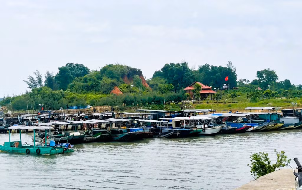 Hiện trên địa bàn phường Móng Cái 1 có 520 tàu, thuyền và phương tiện thủy các loại. Các chủ tàu thuyền đã nắm bắt được thông tin diễn biến và hướng di chuyển của bão. Ảnh: Thu Hằng (CTV)