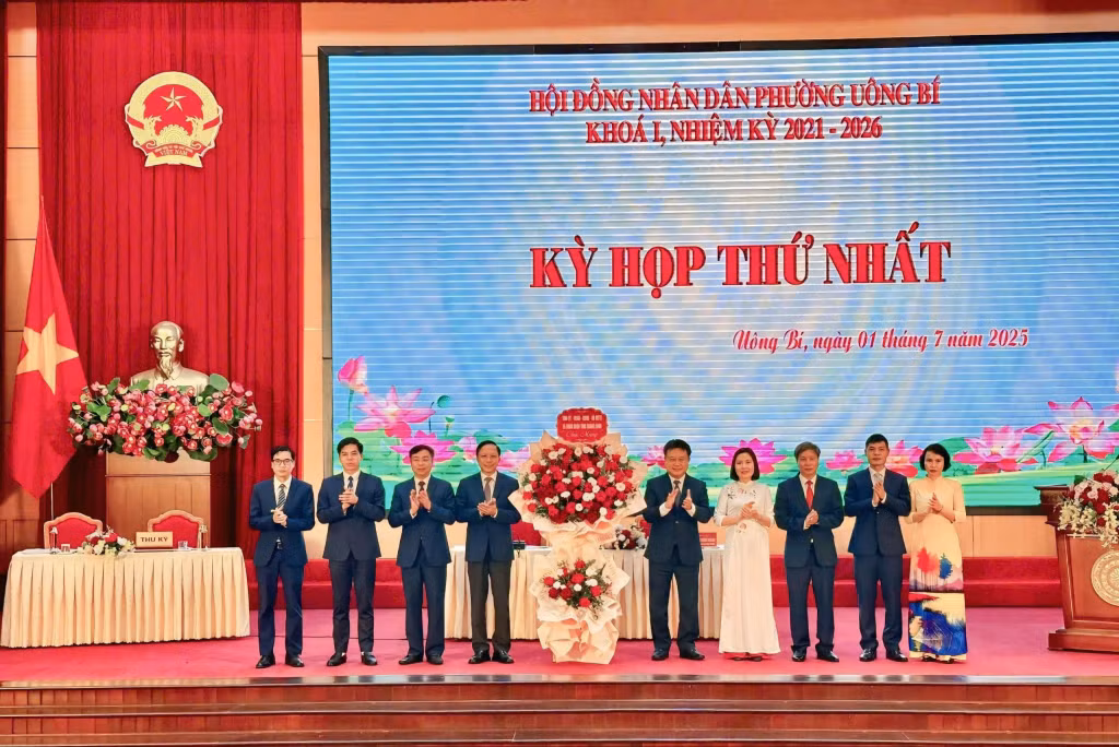 Đồng chí Nguyễn Đức Thành, Ủy viên Ban Thường vụ, Chủ nhiệm Ủy Ban kiểm tra Tỉnh ủy, tặng hoa chúc mừng HĐND phường Uông Bí.