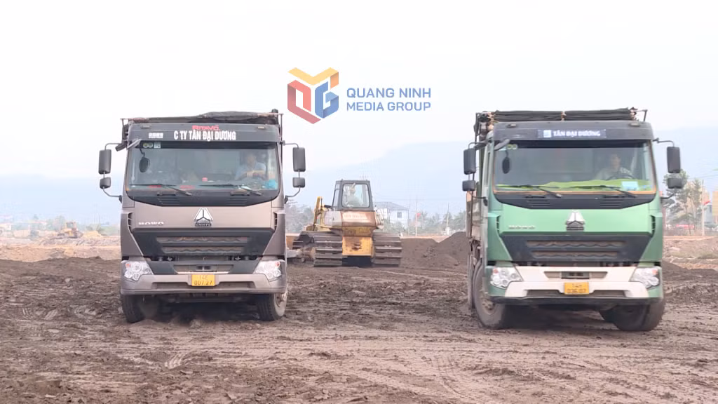 Thi công hạ tầng Cụm công nghiệp Sông Khoai.