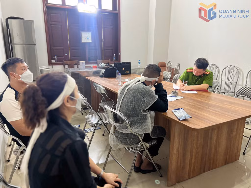 Lực lượng Công an làm thủ tục bàn giao thi thể cháu bé cho gia đình.