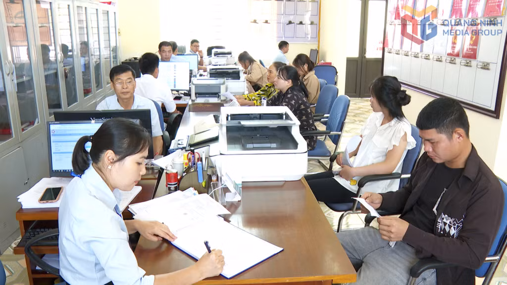 Cán bộ Trung tâm Phục vụ Hành chính công xã Quảng Tân giải quyết thủ tục hành chính phục vụ người dân, doanh nghiệp