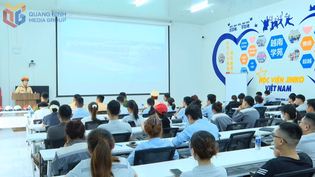 Cán bộ Đội CSGT Đường bộ số 1, Phòng CSGT Công an tỉnh, tuyên truyền tại KCN Sông Khoai.
