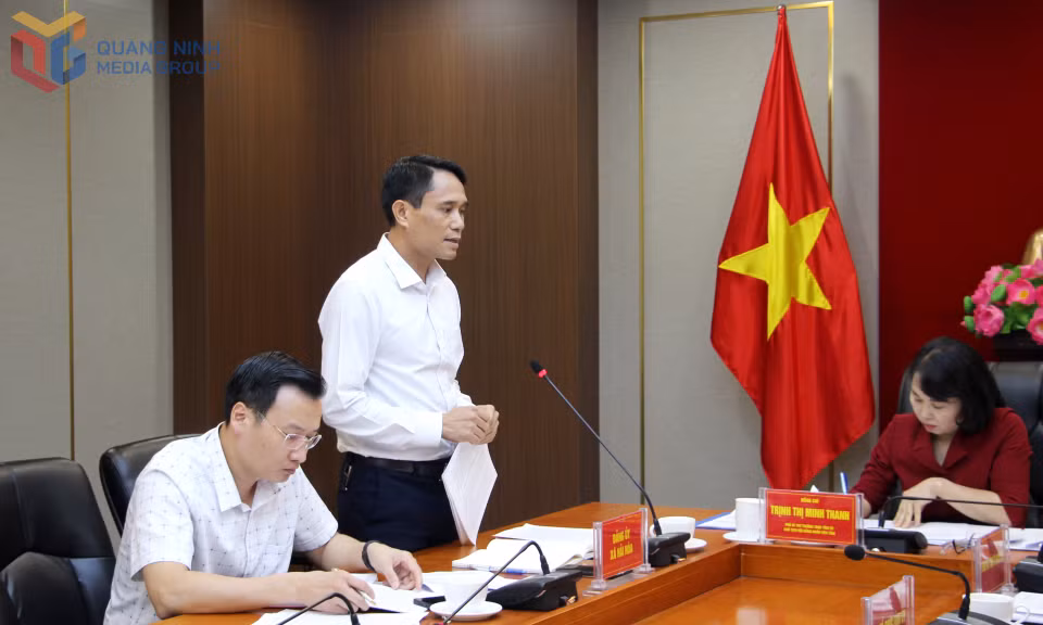 Đồng chí Trần Hoàng Hải, Bí thư Đảng ủy xã Hải Hòa, báo cáo tại hội nghị.