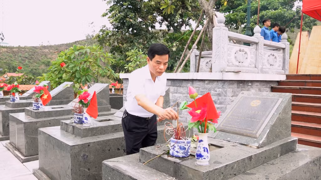 Đồng chí Đỗ Mạnh Hùng, Bí thư Đảng uỷ phường Quang Hanh, thắp hương tưởng niệm các anh hùng liệt sĩ.
