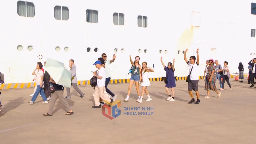 Du khách háo hức chuẩn bị đi tham quan các điểm đến của Quảng Ninh. 
