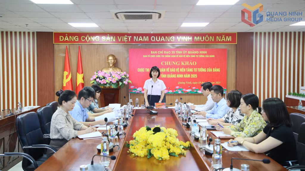 Quang cảnh cuộc họp của Hội đồng chung khảo Cuộc thi chính luận về bảo vệ nền tảng tư tưởng của Đảng tỉnh Quảng Ninh năm 2025.
