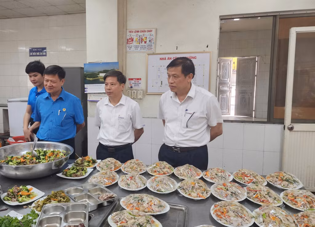 Lãnh đạo Chuyên môn và Công đoàn Công ty trực tiếp thăm hỏi, động viên người lao động tại Chương trình Bữa cơm Công đoàn.