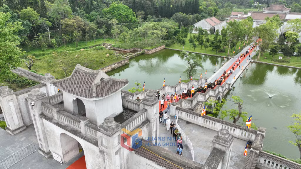 Dòng người hành hương về Yên Tử.