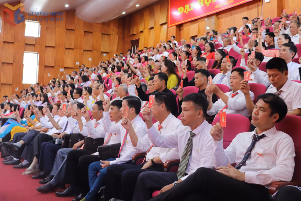 Các đại biểu biểu quyết thông qua Nghị quyết Đại hội.