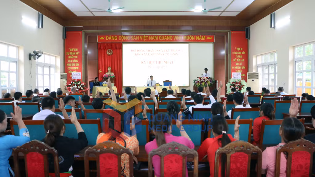 Các đại biểu HĐND xã Kỳ Thượng khóa XXI biểu quyết thông qua các nghị quyết quan trọng tại kỳ họp thứ nhất (7-2025). Ảnh: PV