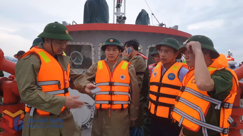 Đồng chí Phó Bí thư Tỉnh ủy Vũ Quyết Tiến trực tiếp chỉ đạo công tác cứu hộ người gặp nạn.