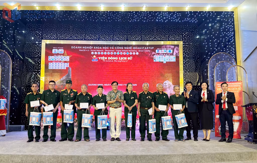 Đại diện doanh nghiệp trao tặng quà cho người có công.