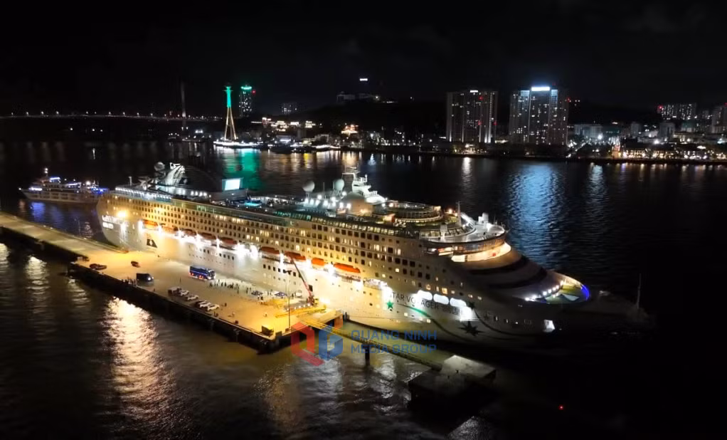 Tàu Star Voyager cập bến tại Cảng tàu khách quốc tế Hạ Long.