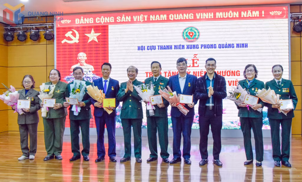 Hội Cựu TNXP Quảng Ninh trao tặng Kỷ niệm chương thanh niên xung phong cho các 