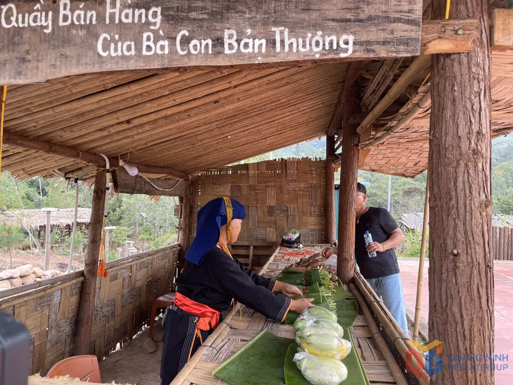 Quầy bán nông sản của bà con thôn Khe Phương (xã Kỳ Thượng) tại Am Váp Farm.
