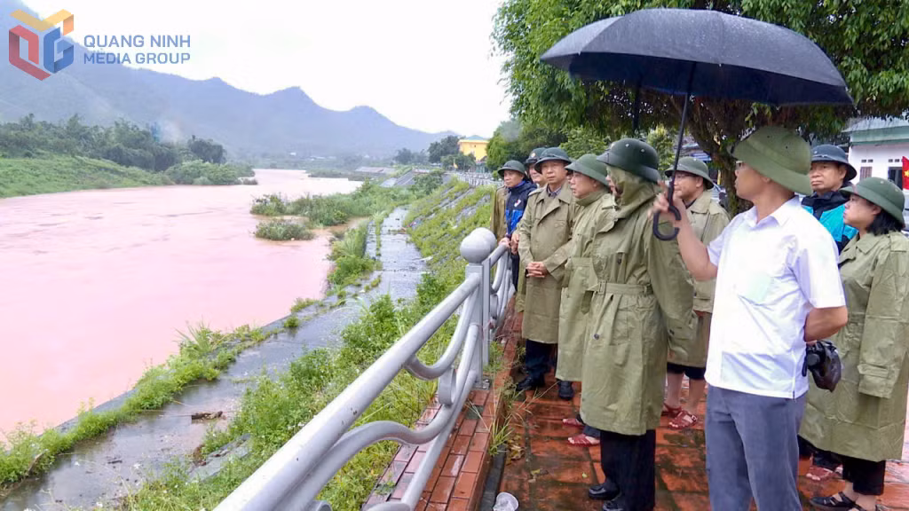 Lãnh đạo tỉnh và lãnh đạo xã kiểm tra tình hình mưa lũ trên sông Ba Chẽ.