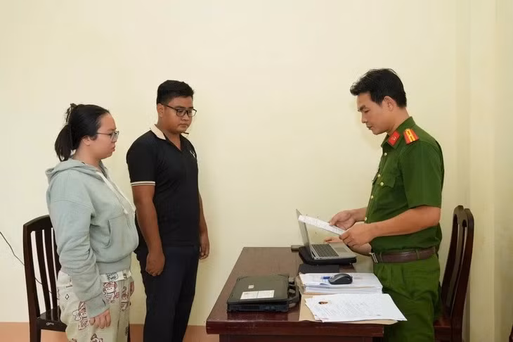 Công an TP Cần Thơ khởi tố hai người lừa đảo bằng hình thức bán bùa chú - Ảnh: HUY PHÁCH