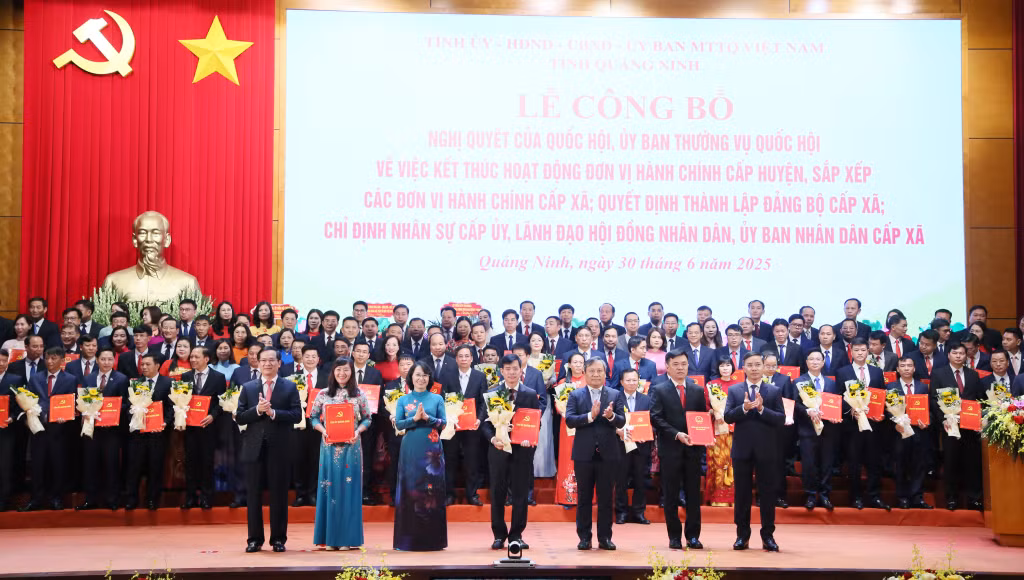 Thường trực Tỉnh uỷ trao các quyết định của Tỉnh ủy, Ban Thường vụ Tỉnh ủy, các Nghị quyết của HĐND tỉnh và tặng hoa chúc mừng Đảng bộ xã Thống Nhất.