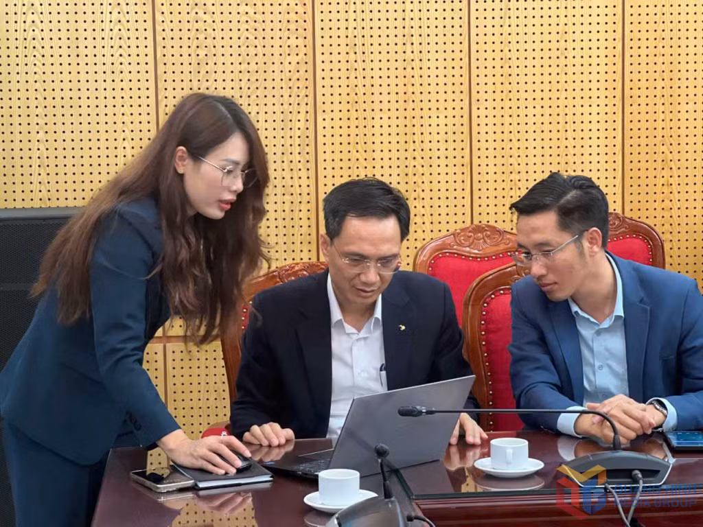 Lãnh đạo Sở KH&amp;CN thực hành ứng dụng công nghệ Al trong công tác quản lý KHCN tại hội nghị tập huấn chuyển đổi số.