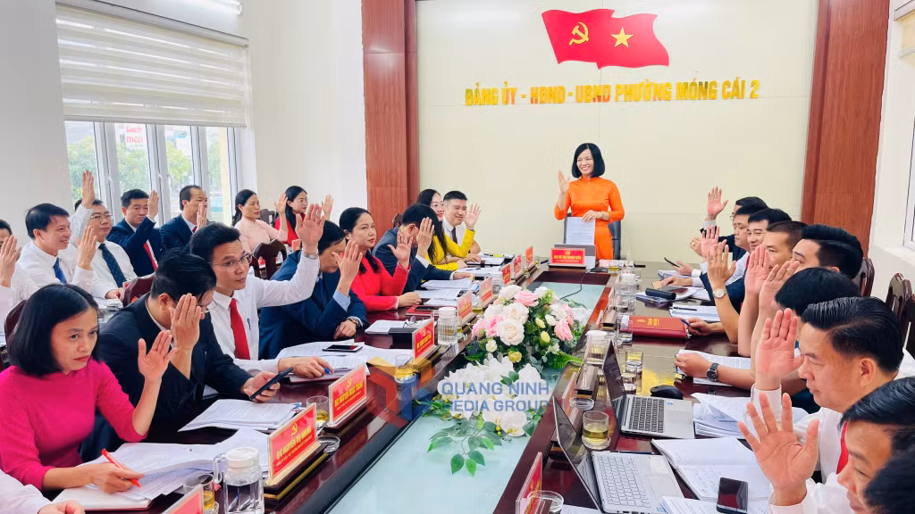 Ban Chấp hành Đảng bộ phường Móng Cái 2 biểu quyết thông qua các chủ trương.
