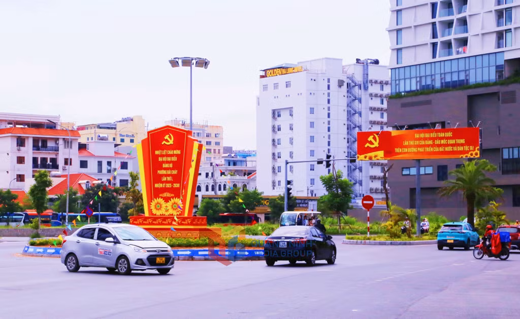 Trung tâm vòng xuyến lớn được dựng cụm pano cổ động nổi bật với sắc đỏ - vàng chủ đạo, tạo điểm nhấn, khí thế thi đua hướng về Đại hội.