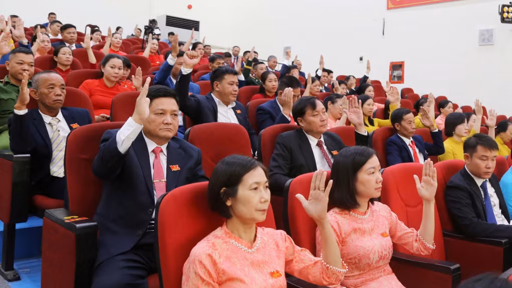 Các đại biểu biểu quyết thông qua nghị quyết tại kỳ họp.