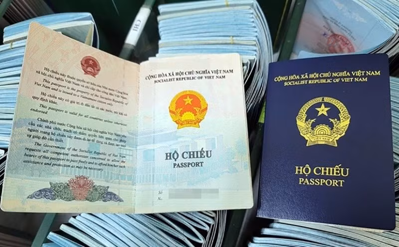 Mẫu hộ chiếu Việt Nam mới bắt đầu cấp từ năm 2023 đến nay. Ảnh: Quang Việt