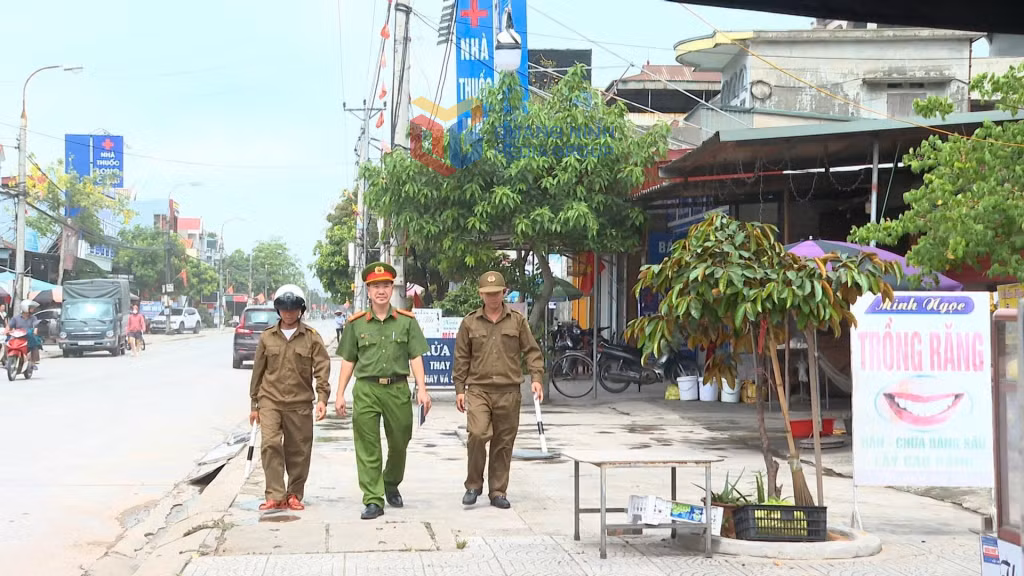 Lực lượng công an, an ninh cơ sở phường Bình Khê thực hiện nhiệm vụ tuyên truyền Luật Trật tự, ATGT đường bộ đến người dân trên địa bàn.