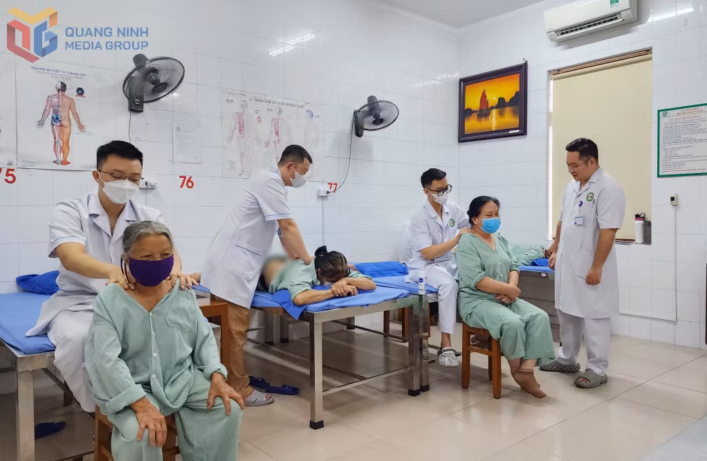 Người bệnh cao tuổi đang điều trị tại khoa Lão khoa (Bệnh viện Y dược cổ truyền Quảng Ninh)