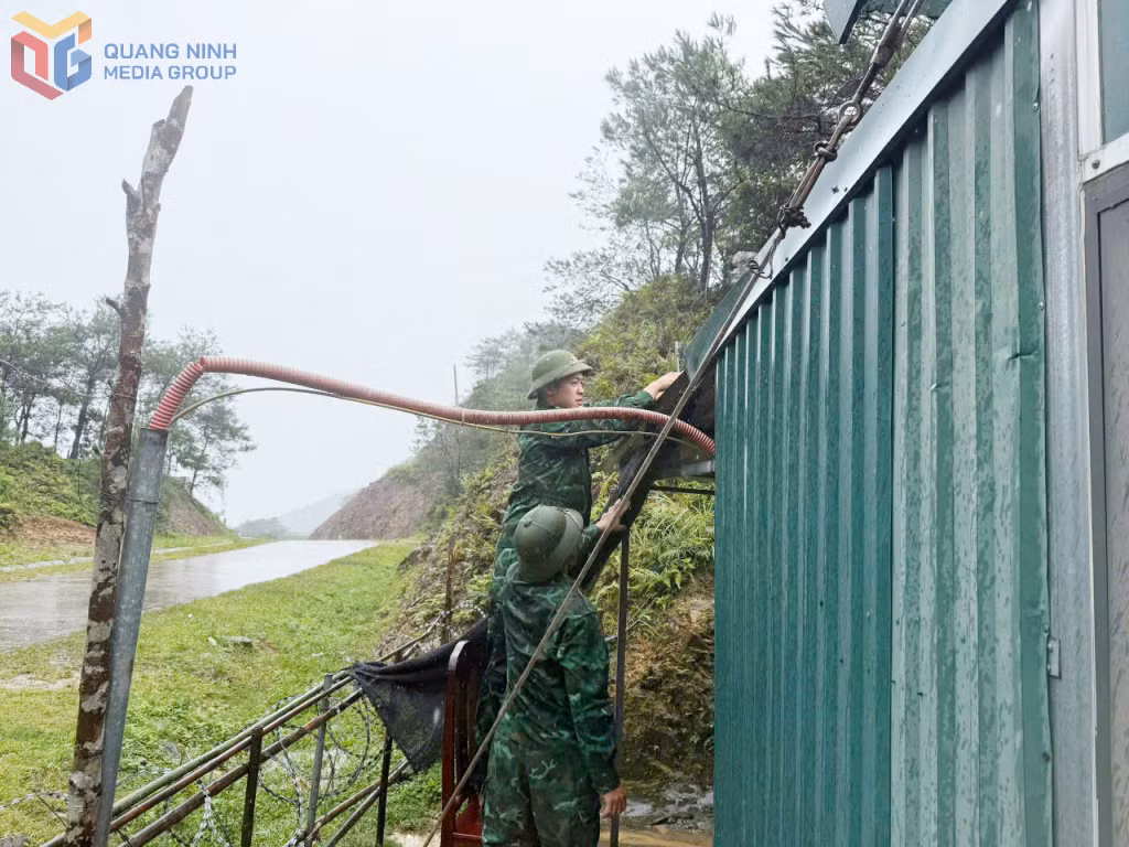 Sự đồng hành CBCS Đồn BPCK Hoành Mô giúp người dân trên địa bàn biên giới yên tâm vượt qua giông bão.