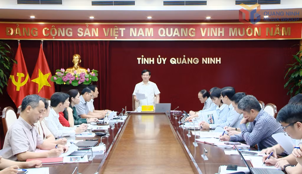 Đồng chí Vũ Quyết Tiến, Phó Bí thư Tỉnh ủy, Trưởng ban Tuyên truyền - Khánh tiết, kết luân cuộc họp.