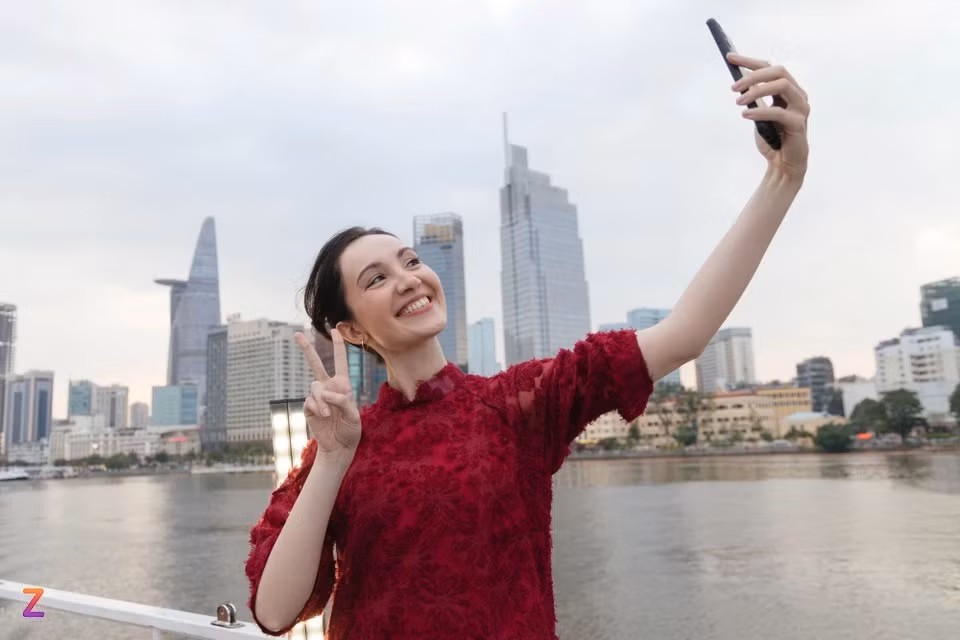Khách Nga mặc áo dài, xem hát bội trên sông Sài Gòn hồi tháng 1. Ảnh: Phương Lâm.