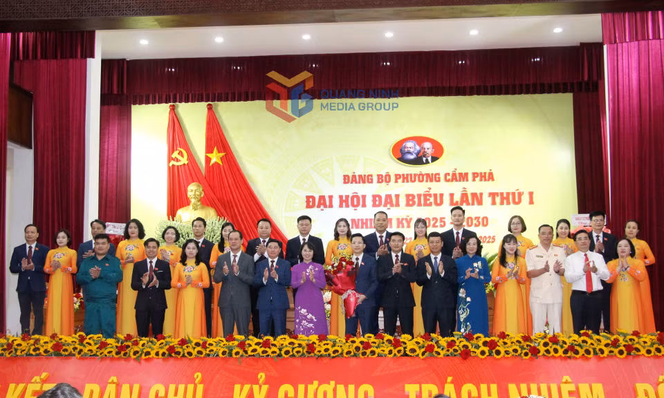 Các đồng chí lãnh đạo tỉnh chúc mừng Ban Chấp hành Đảng bộ phường Cẩm Phả lần thứ I, nhiệm kỳ 2025-2030.