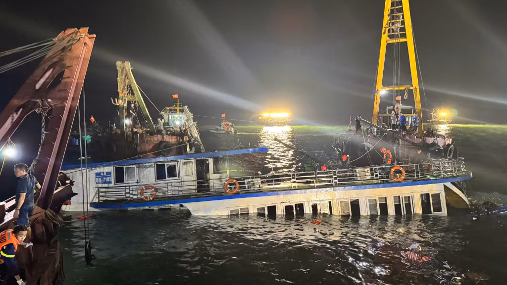 Các lực lượng đang bơm nước và triển khai các biện pháp nhấc tàu lên khỏi mặt nước.
