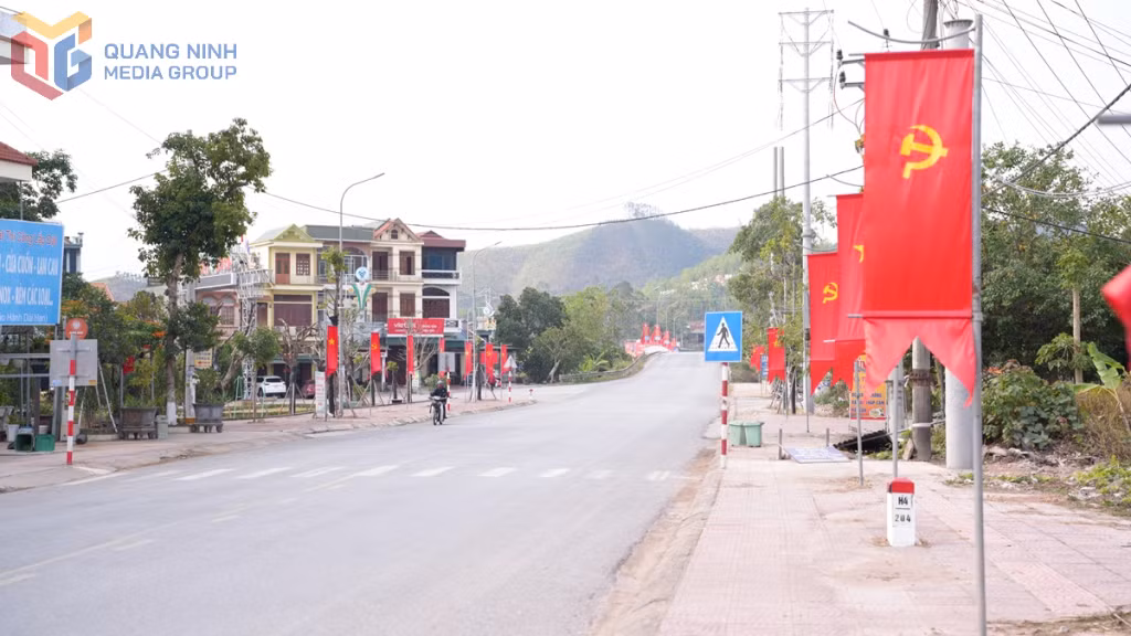 Tuyến Quốc lộ 18A đoạn đi qua xã Tiên Yên rực rỡ cờ hoa.