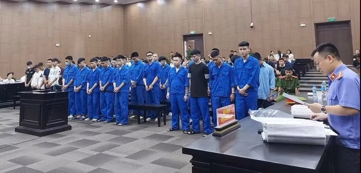 Nhóm "quái xế" bị đưa ra xét xử, nhiều bị cáo tuổi đời còn rất trẻ - Ảnh: GIANG LONG