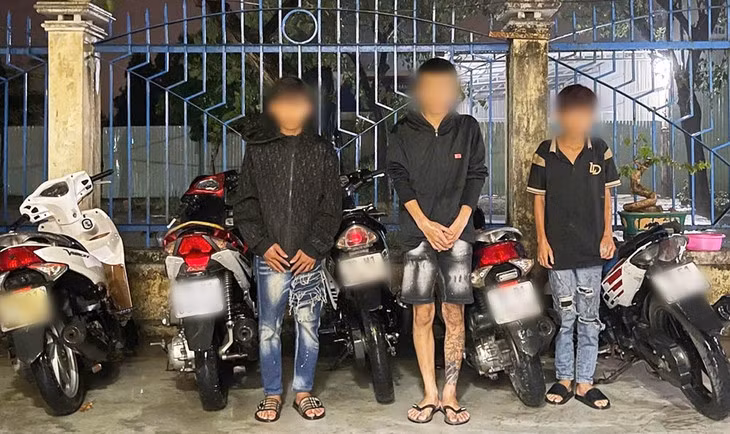 3 thanh thiếu niên trong băng trộm "nhí" bị triệu tập làm việc cùng tang vật là 5 chiếc xe máy - Ảnh: Công an Đà Nẵng