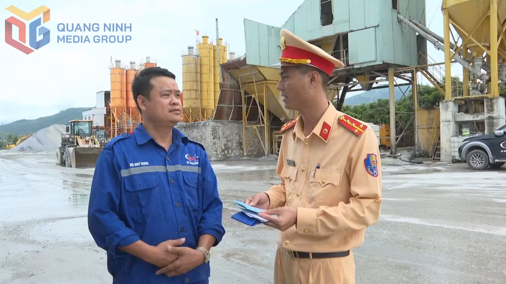CSGT Công an tỉnh tuyên truyền các quy định an toàn cho lái xe.