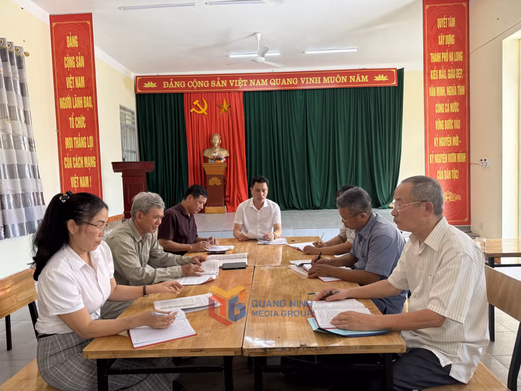 Lãnh đạo Ban Xây dựng Đảng xã Thống Nhất tham gia buổi sinh hoạt chi ủy mở rộng của Chi bộ thôn Chợ, nội dung trọng tâm là lấy ý kiến đóng góp vào dự thảo Báo cáo chính trị trình Đại hội Đảng bộ xã nhiệm kỳ 2025-2030.