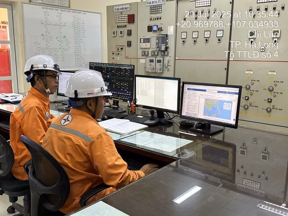 Công nhân Công ty Điện lực Quảng Ninh theo dõi sát diễn biến cơn bão số 3.