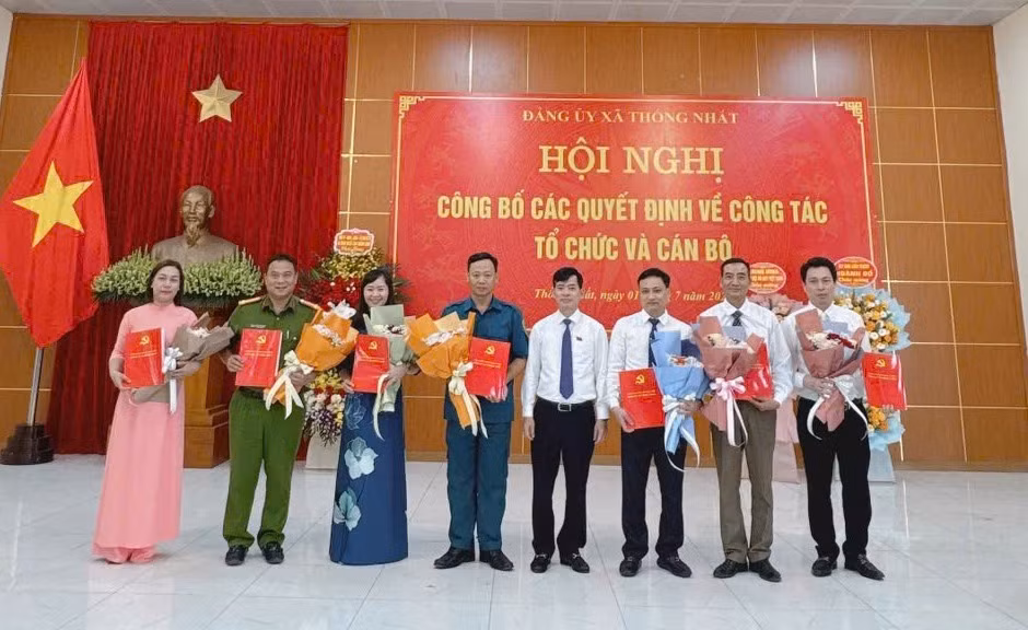 Đảng uỷ xã Thống Nhất tổ chức hội nghị công bố các quyết định về công tác tổ chức, cán bộ.