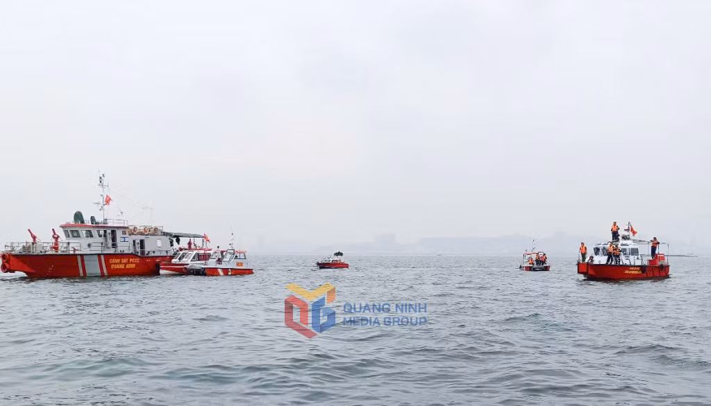 Các phương tiện được huy động tối đa để tham gia tìm kiếm người bị nạn. Ảnh: Hồng Việt