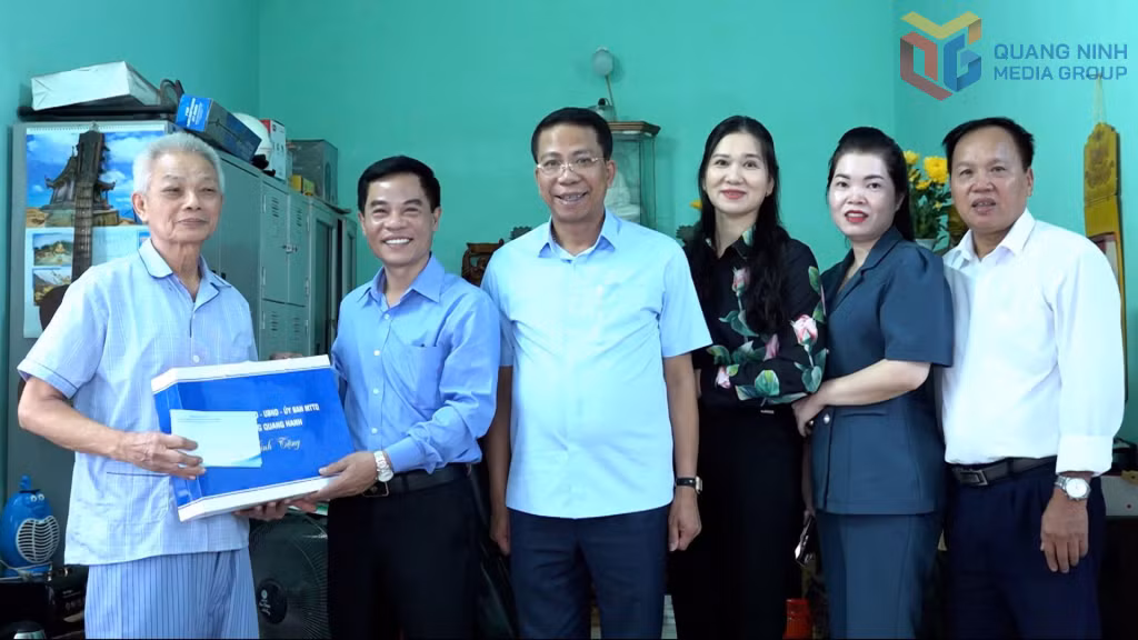 Các đồng chí lãnh đạo Đảng ủy, HĐND, UBND phường Quang Hanh thăm, tặng quà ông Phạm Thành, thương binh hạng 1/4, trú tại khu Nam Thạch A.