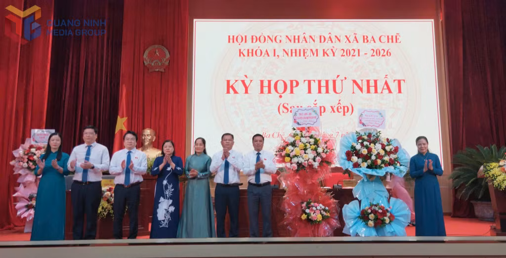 Đồng chí Đỗ Thị Lan, Phó Chủ nhiệm Ủy ban Văn hóa - Xã hội của Quốc hội, Đại biểu Quốc hội tỉnh Quảng Ninh dự chỉ đạo và tặng hoa chúc mừng kỳ họp thứ nhất HĐND xã Ba Chẽ, khóa I. 
