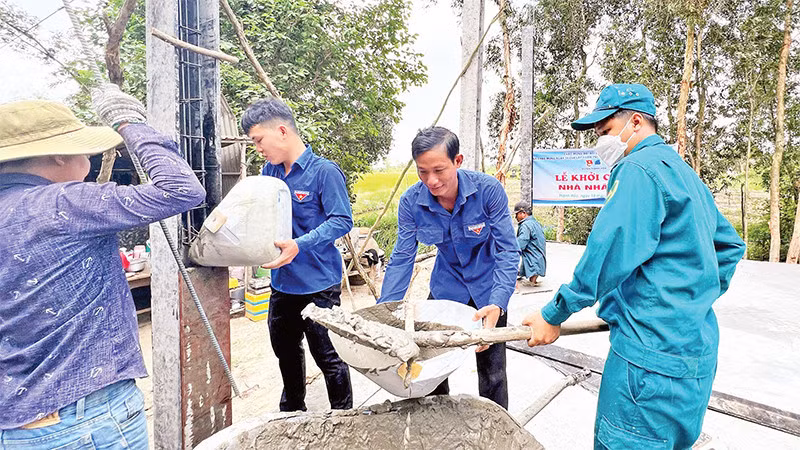 Nhiều đoàn thể tại huyện Thạnh Hóa, tỉnh Long An (cũ) giúp người dân xóa nhà tạm, nhà dột nát. (Ảnh nhandan.vn)