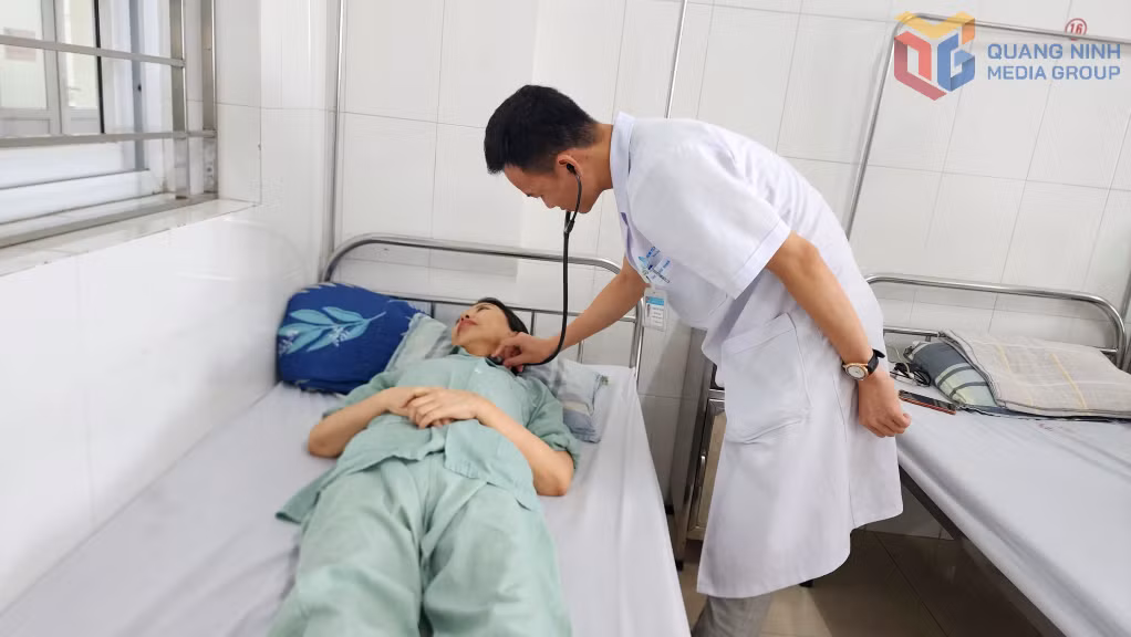 ThS, bác sĩ Giáp Hùng Mạnh, Trưởng Khoa Thần kinh - Vật lý trị liệu - Phục hồi chức năng, Bệnh viện Bãi Cháy khám, kiểm tra sức khỏe của bệnh nhân sau can thiệp đặt stent động mạch cảnh trong trái.